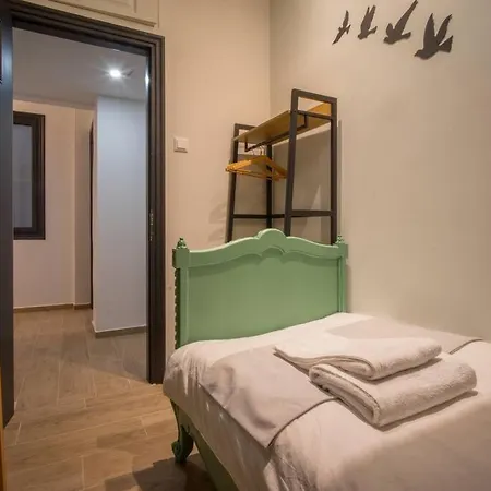 Apartment Victorian Elegance, Athens' Hidden Gem, 6br , 30sec To Metro , Ac , Netflix *